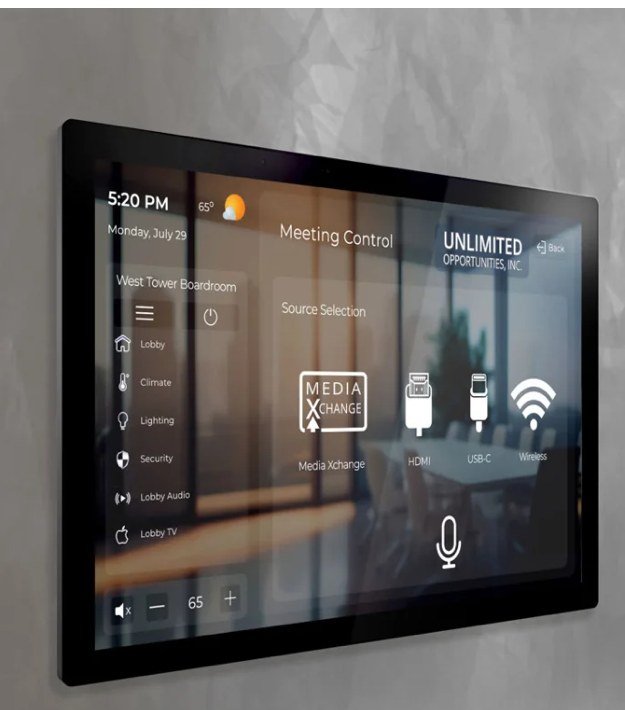 Touch panel único controlando iluminação, climatização e fontes de uma sala de reunião